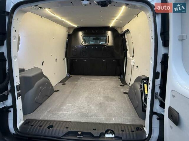 Белый Рено Кенгу, объемом двигателя 0 л и пробегом 61 тыс. км за 11900 $, фото 37 на Automoto.ua