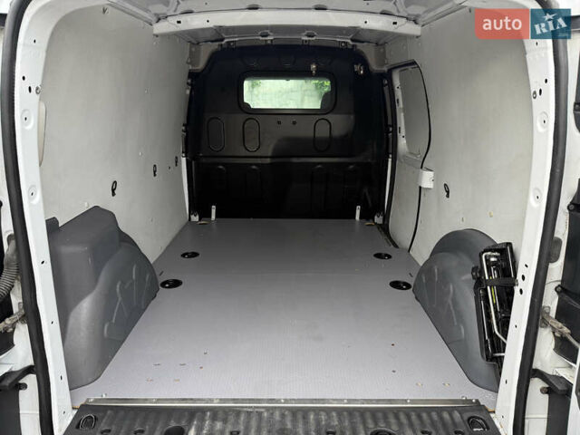 Белый Рено Кенгу, объемом двигателя 1.5 л и пробегом 210 тыс. км за 12300 $, фото 20 на Automoto.ua