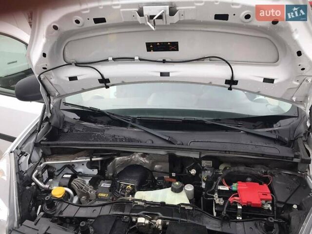 Белый Рено Кенгу, объемом двигателя 0 л и пробегом 135 тыс. км за 11855 $, фото 14 на Automoto.ua