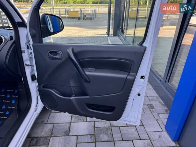 Белый Рено Кенгу, объемом двигателя 0 л и пробегом 39 тыс. км за 10500 $, фото 25 на Automoto.ua