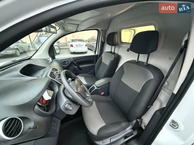 Белый Рено Кенгу, объемом двигателя 0 л и пробегом 61 тыс. км за 11900 $, фото 17 на Automoto.ua