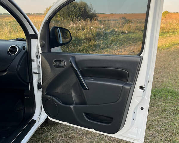 Белый Рено Кенгу, объемом двигателя 1.5 л и пробегом 233 тыс. км за 11750 $, фото 9 на Automoto.ua