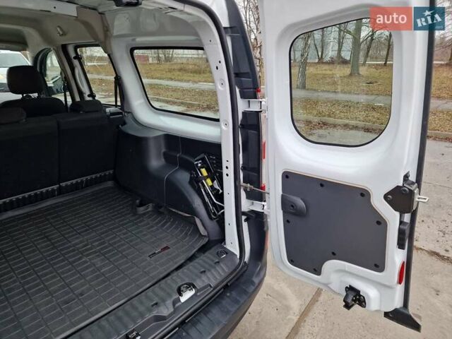 Белый Рено Кенгу, объемом двигателя 0 л и пробегом 23 тыс. км за 13999 $, фото 14 на Automoto.ua
