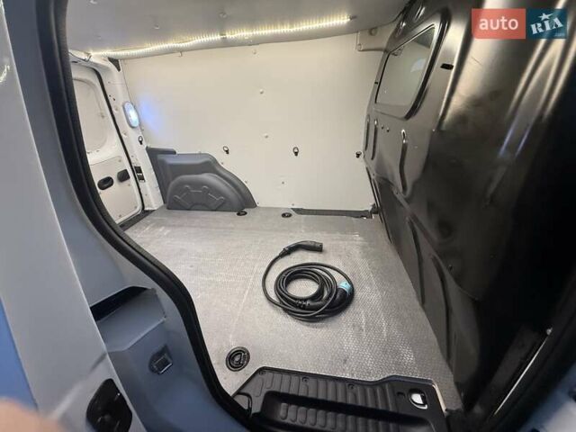 Белый Рено Кенгу, объемом двигателя 0 л и пробегом 61 тыс. км за 11900 $, фото 45 на Automoto.ua