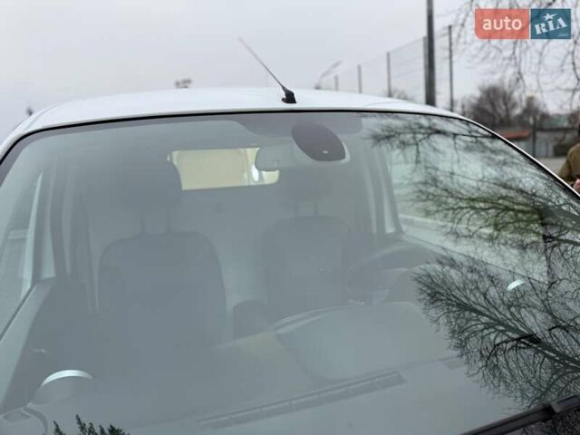 Белый Рено Кенгу, объемом двигателя 0 л и пробегом 61 тыс. км за 11900 $, фото 26 на Automoto.ua