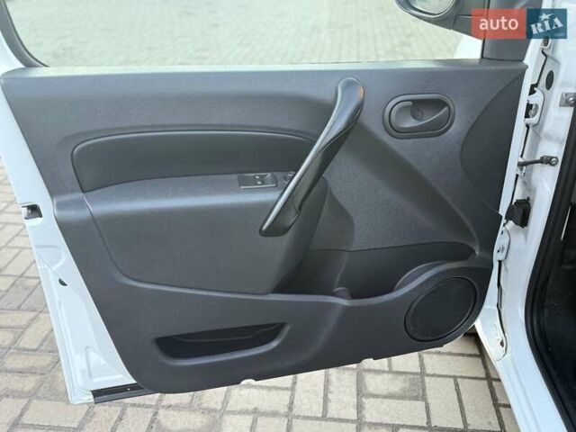 Белый Рено Кенгу, объемом двигателя 0 л и пробегом 16 тыс. км за 13500 $, фото 12 на Automoto.ua