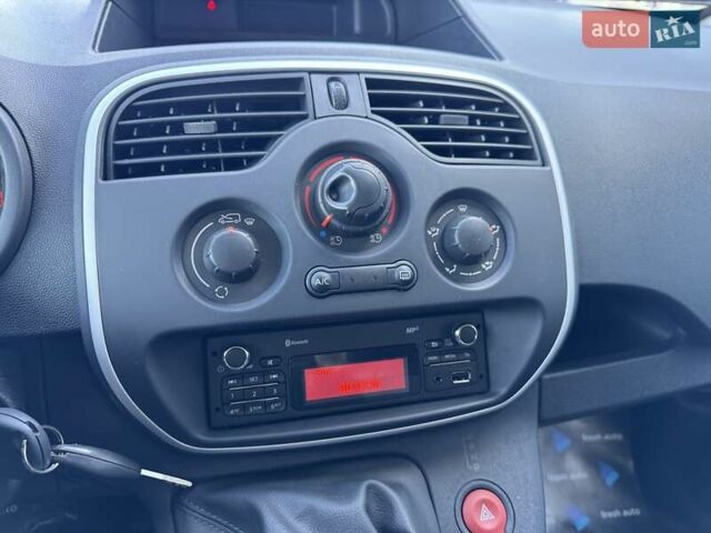 Белый Рено Кенгу, объемом двигателя 0 л и пробегом 39 тыс. км за 10500 $, фото 22 на Automoto.ua