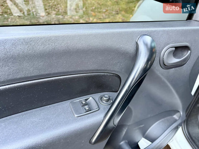 Белый Рено Кенгу, объемом двигателя 1.5 л и пробегом 201 тыс. км за 13700 $, фото 13 на Automoto.ua