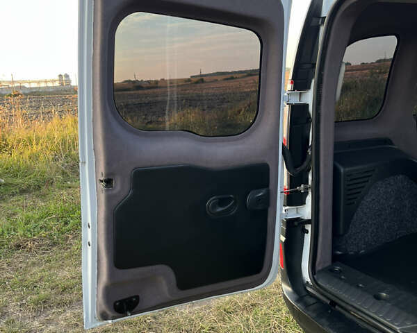 Белый Рено Кенгу, объемом двигателя 1.5 л и пробегом 233 тыс. км за 11750 $, фото 12 на Automoto.ua