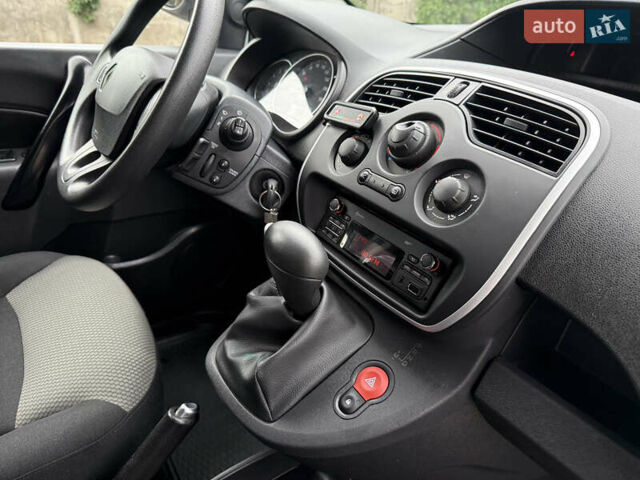Белый Рено Кенгу, объемом двигателя 1.5 л и пробегом 210 тыс. км за 12300 $, фото 46 на Automoto.ua