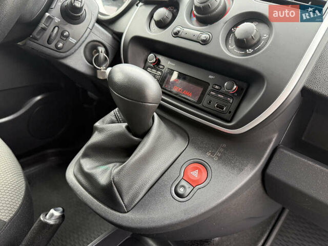 Белый Рено Кенгу, объемом двигателя 1.5 л и пробегом 210 тыс. км за 12300 $, фото 48 на Automoto.ua