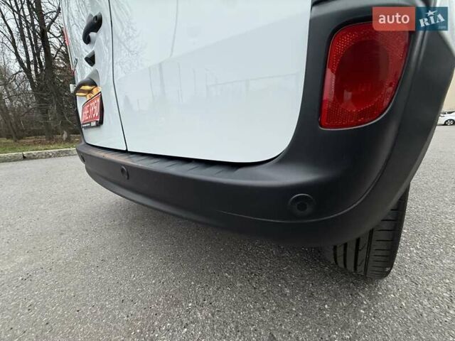 Белый Рено Кенгу, объемом двигателя 0 л и пробегом 61 тыс. км за 11900 $, фото 35 на Automoto.ua