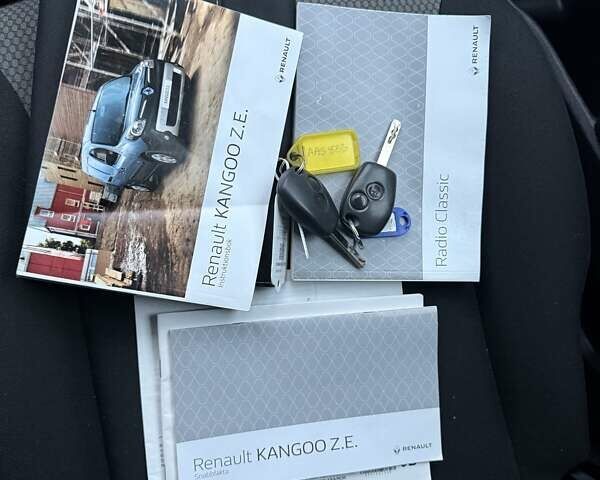 Белый Рено Кенгу, объемом двигателя 0 л и пробегом 61 тыс. км за 11900 $, фото 44 на Automoto.ua