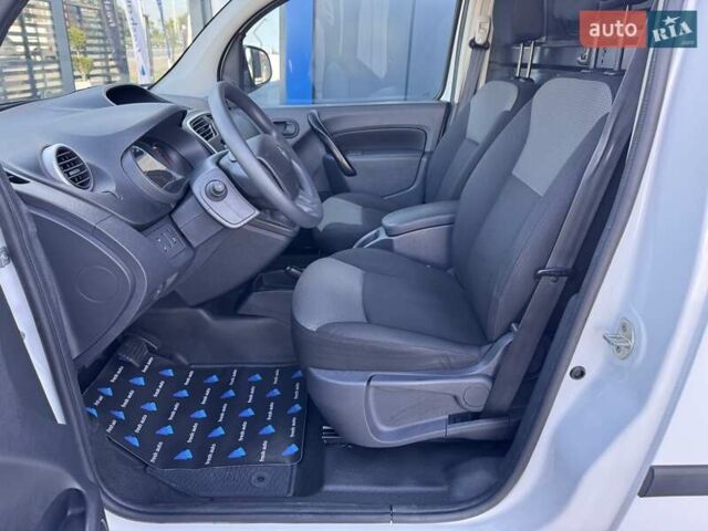 Белый Рено Кенгу, объемом двигателя 0 л и пробегом 39 тыс. км за 10500 $, фото 21 на Automoto.ua