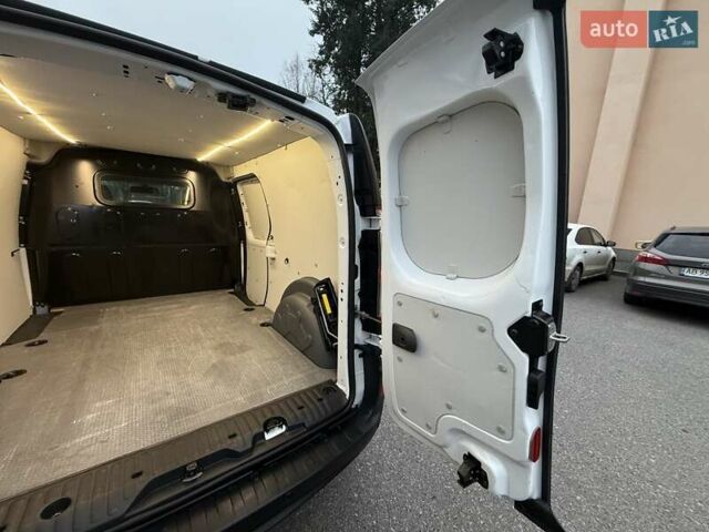 Белый Рено Кенгу, объемом двигателя 0 л и пробегом 61 тыс. км за 11900 $, фото 39 на Automoto.ua