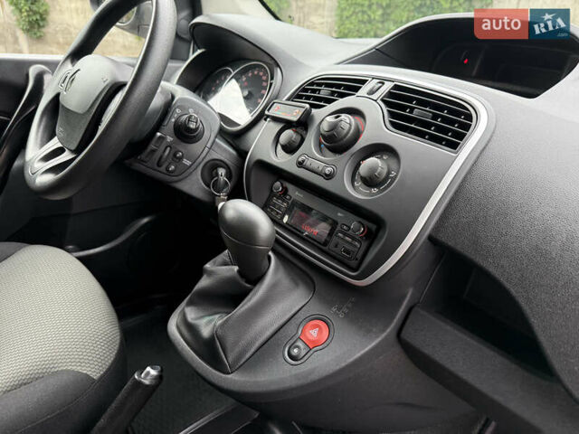 Белый Рено Кенгу, объемом двигателя 1.5 л и пробегом 210 тыс. км за 12300 $, фото 43 на Automoto.ua