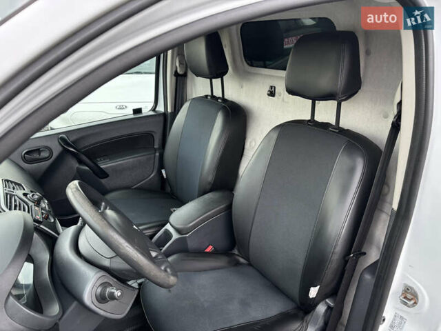 Белый Рено Кенгу, объемом двигателя 1.5 л и пробегом 140 тыс. км за 10900 $, фото 21 на Automoto.ua