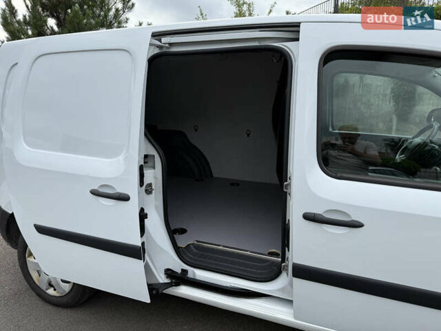 Белый Рено Кенгу, объемом двигателя 1.5 л и пробегом 210 тыс. км за 12300 $, фото 23 на Automoto.ua