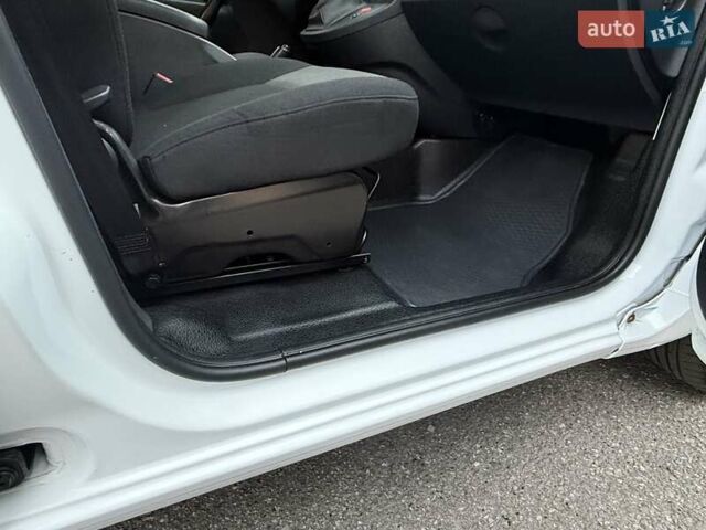 Белый Рено Кенгу, объемом двигателя 0 л и пробегом 61 тыс. км за 11900 $, фото 31 на Automoto.ua