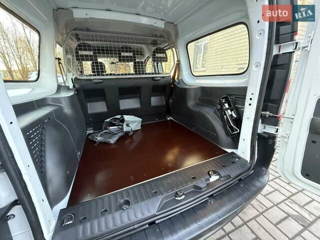 Белый Рено Кенгу, объемом двигателя 0 л и пробегом 16 тыс. км за 13500 $, фото 25 на Automoto.ua