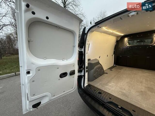 Белый Рено Кенгу, объемом двигателя 0 л и пробегом 61 тыс. км за 11900 $, фото 38 на Automoto.ua