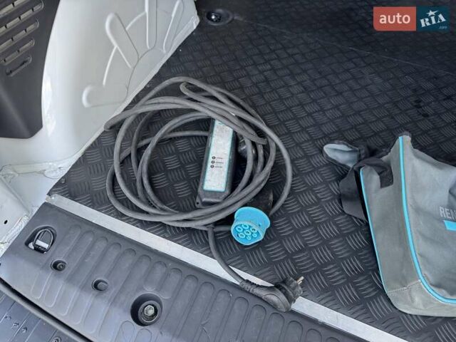 Белый Рено Кенгу, объемом двигателя 0 л и пробегом 39 тыс. км за 10500 $, фото 30 на Automoto.ua