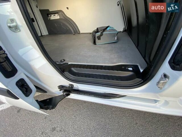 Білий Рено Кєнгу, об'ємом двигуна 0 л та пробігом 30 тис. км за 12500 $, фото 47 на Automoto.ua