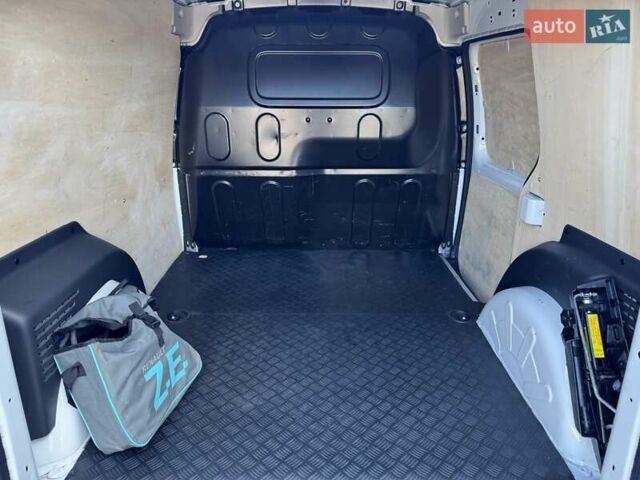 Белый Рено Кенгу, объемом двигателя 0 л и пробегом 39 тыс. км за 10500 $, фото 4 на Automoto.ua