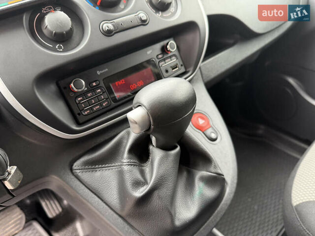 Белый Рено Кенгу, объемом двигателя 1.5 л и пробегом 210 тыс. км за 12300 $, фото 59 на Automoto.ua
