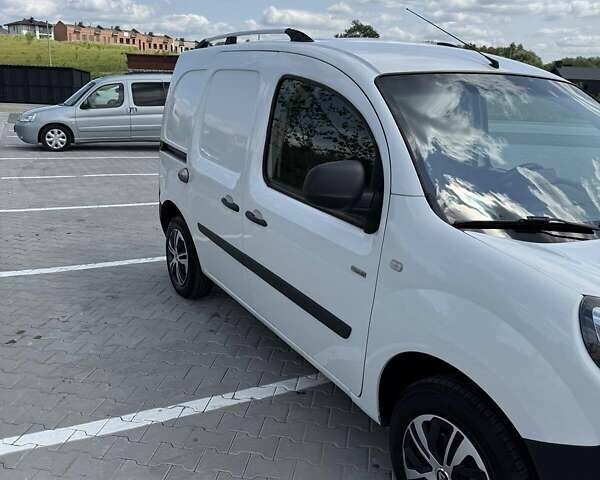 Білий Рено Кєнгу, об'ємом двигуна 0 л та пробігом 55 тис. км за 9333 $, фото 4 на Automoto.ua