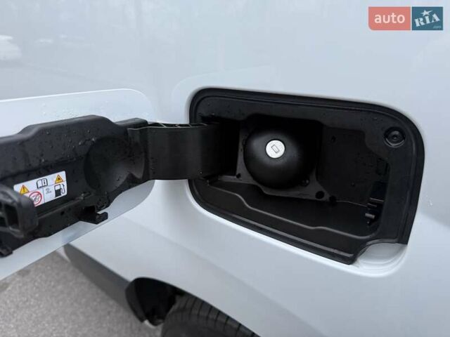 Белый Рено Кенгу, объемом двигателя 0 л и пробегом 61 тыс. км за 11900 $, фото 43 на Automoto.ua