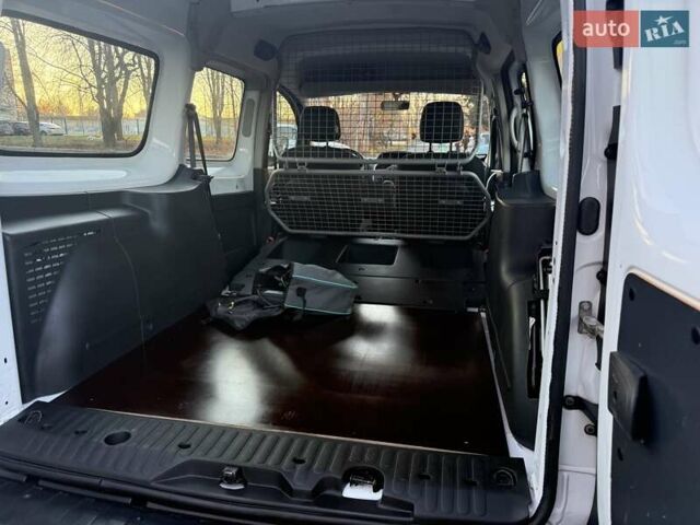 Белый Рено Кенгу, объемом двигателя 0 л и пробегом 16 тыс. км за 13500 $, фото 30 на Automoto.ua