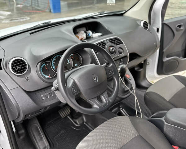 Белый Рено Кенгу, объемом двигателя 0 л и пробегом 43 тыс. км за 12900 $, фото 7 на Automoto.ua