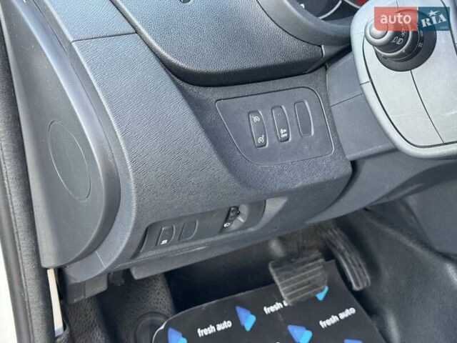 Білий Рено Кєнгу, об'ємом двигуна 0 л та пробігом 27 тис. км за 11999 $, фото 15 на Automoto.ua