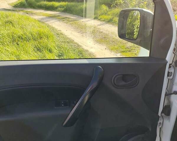 Белый Рено Кенгу, объемом двигателя 0 л и пробегом 50 тыс. км за 10700 $, фото 13 на Automoto.ua