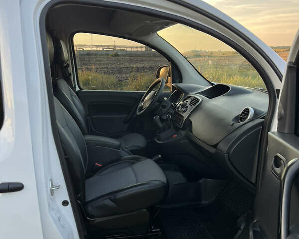 Белый Рено Кенгу, объемом двигателя 1.5 л и пробегом 233 тыс. км за 11750 $, фото 14 на Automoto.ua