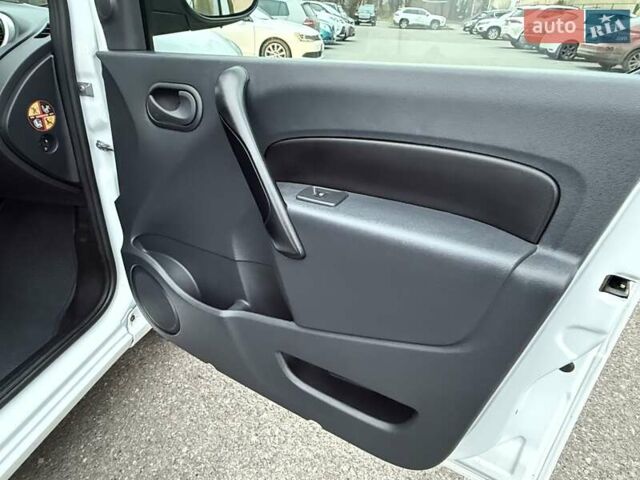 Белый Рено Кенгу, объемом двигателя 0 л и пробегом 61 тыс. км за 11900 $, фото 30 на Automoto.ua