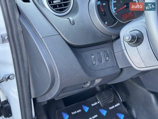 Белый Рено Кенгу, объемом двигателя 0 л и пробегом 39 тыс. км за 10500 $, фото 14 на Automoto.ua