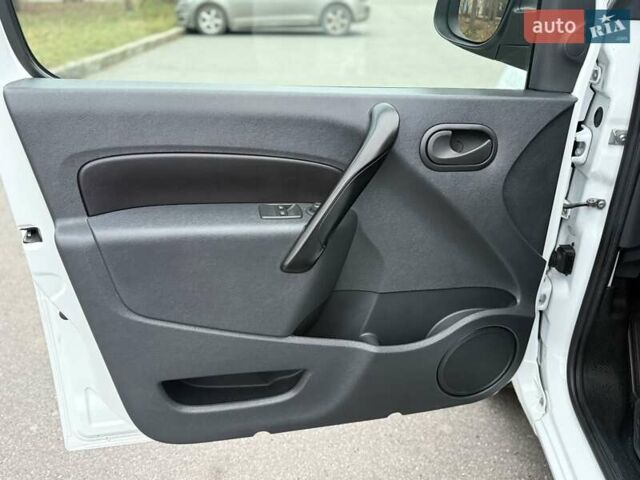 Белый Рено Кенгу, объемом двигателя 0 л и пробегом 61 тыс. км за 11900 $, фото 13 на Automoto.ua