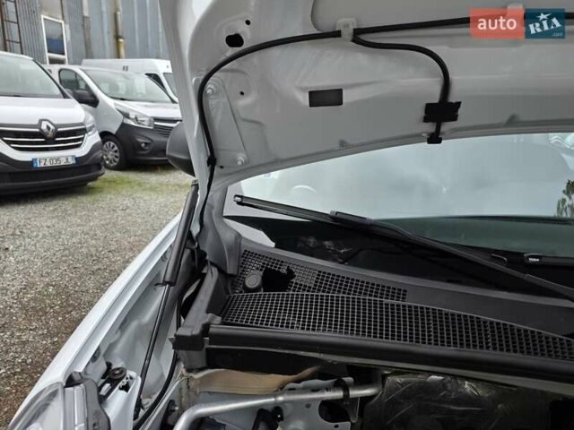 Белый Рено Кенгу, объемом двигателя 0 л и пробегом 26 тыс. км за 14100 $, фото 44 на Automoto.ua