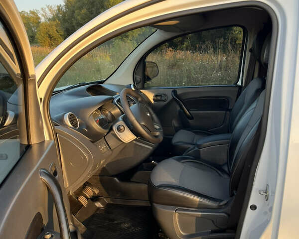 Белый Рено Кенгу, объемом двигателя 1.5 л и пробегом 233 тыс. км за 11750 $, фото 13 на Automoto.ua