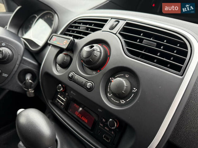 Белый Рено Кенгу, объемом двигателя 1.5 л и пробегом 210 тыс. км за 12300 $, фото 47 на Automoto.ua