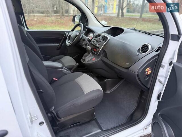 Белый Рено Кенгу, объемом двигателя 0 л и пробегом 61 тыс. км за 11900 $, фото 27 на Automoto.ua