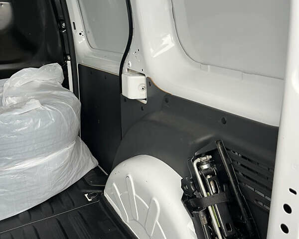 Білий Рено Кєнгу, об'ємом двигуна 1.5 л та пробігом 172 тис. км за 8700 $, фото 5 на Automoto.ua