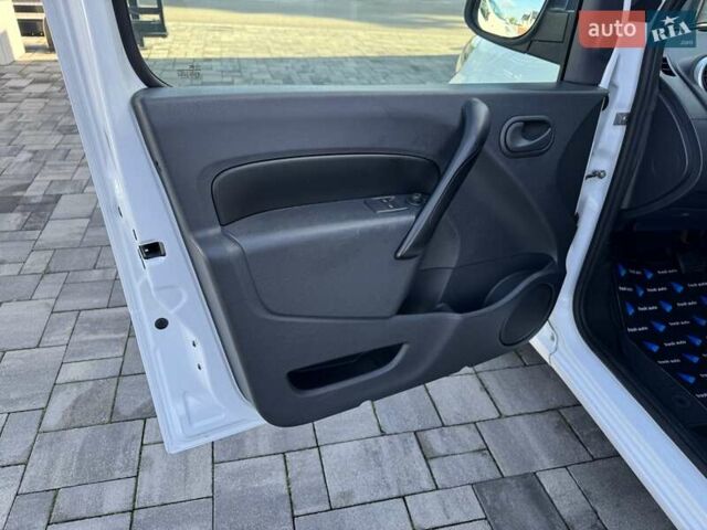 Белый Рено Кенгу, объемом двигателя 0 л и пробегом 39 тыс. км за 10500 $, фото 13 на Automoto.ua