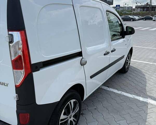 Білий Рено Кєнгу, об'ємом двигуна 0 л та пробігом 55 тис. км за 9333 $, фото 3 на Automoto.ua