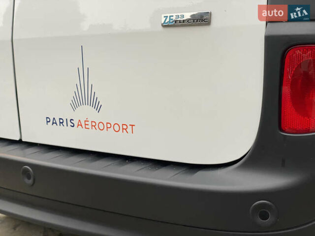 Белый Рено Кенгу, объемом двигателя 0 л и пробегом 17 тыс. км за 14399 $, фото 21 на Automoto.ua