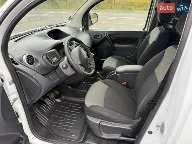 Белый Рено Кенгу, объемом двигателя 1.5 л и пробегом 150 тыс. км за 12200 $, фото 17 на Automoto.ua