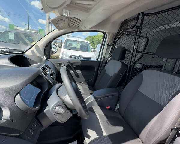 Белый Рено Кенгу, объемом двигателя 1.5 л и пробегом 179 тыс. км за 12700 $, фото 13 на Automoto.ua