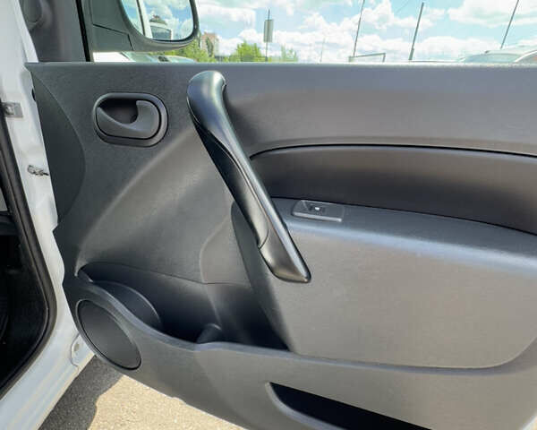 Белый Рено Кенгу, объемом двигателя 1.5 л и пробегом 149 тыс. км за 13900 $, фото 27 на Automoto.ua